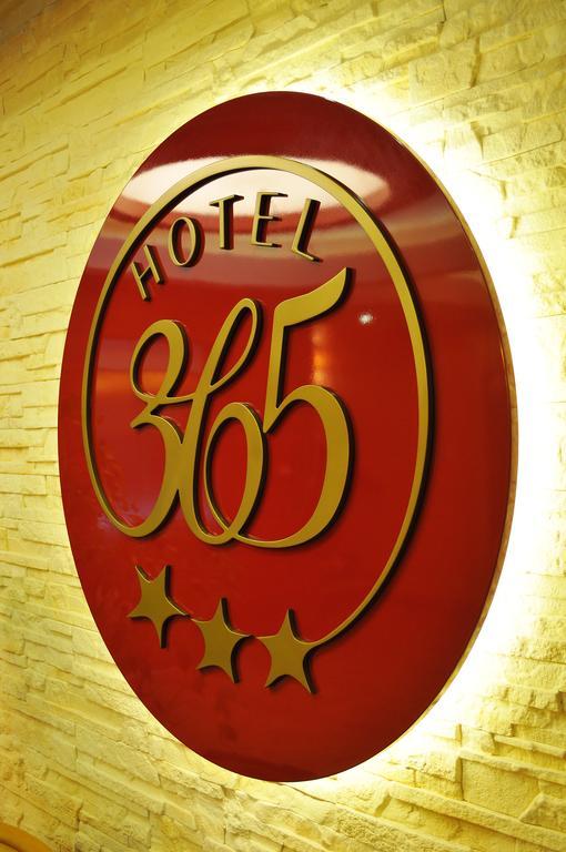 Hotel 365 キェルツェ エクステリア 写真