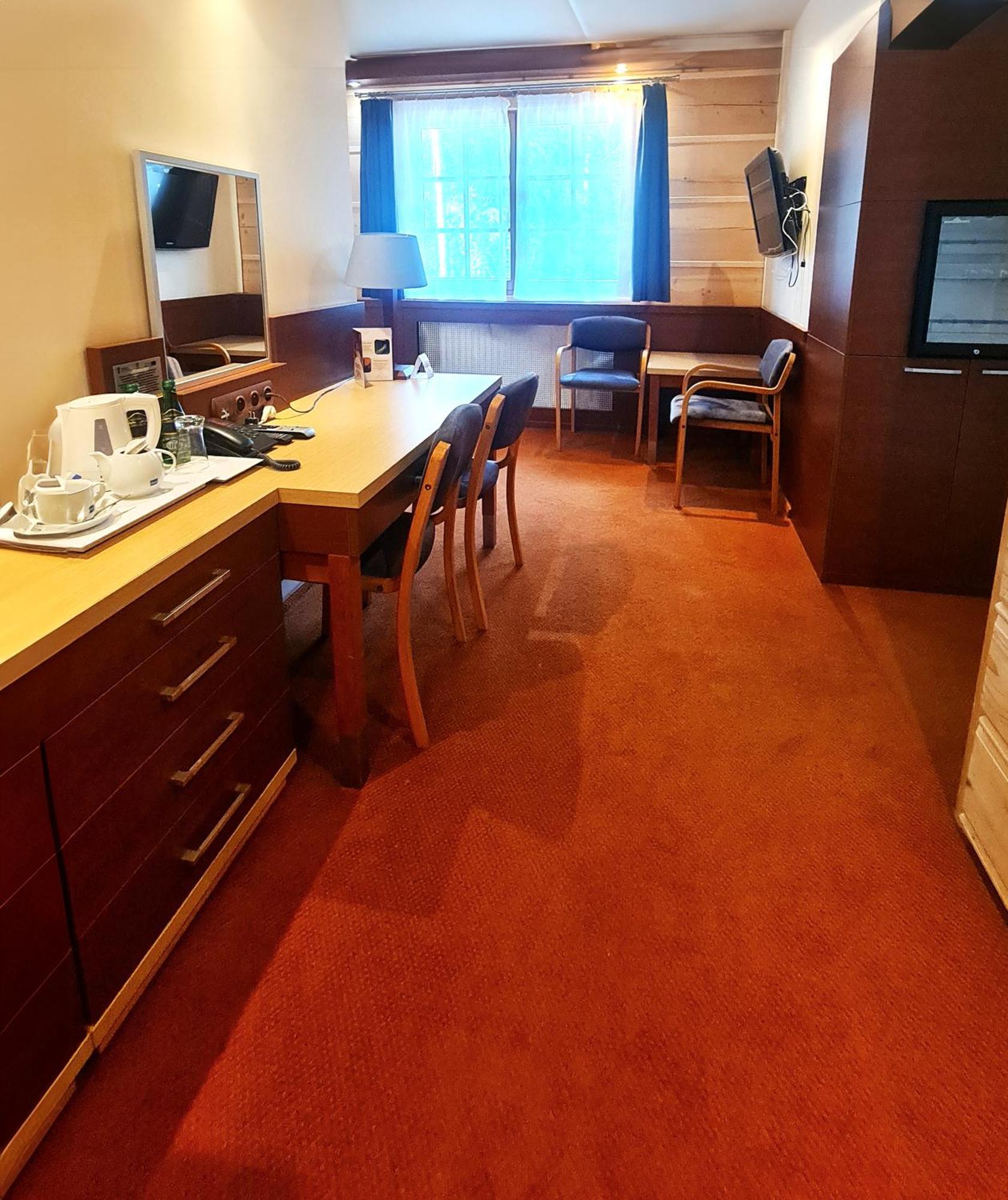 Hotel 365 キェルツェ エクステリア 写真