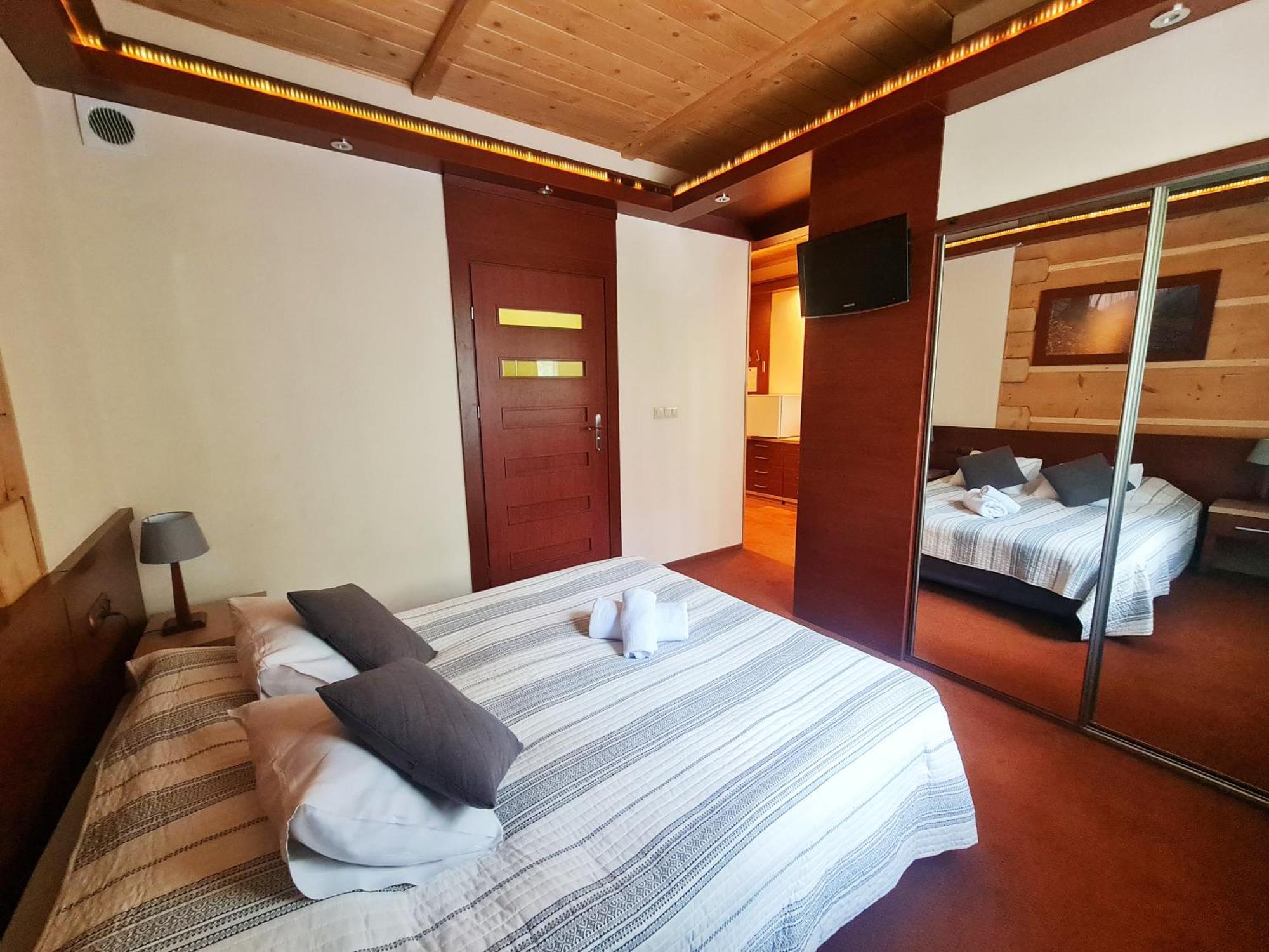 Hotel 365 キェルツェ エクステリア 写真