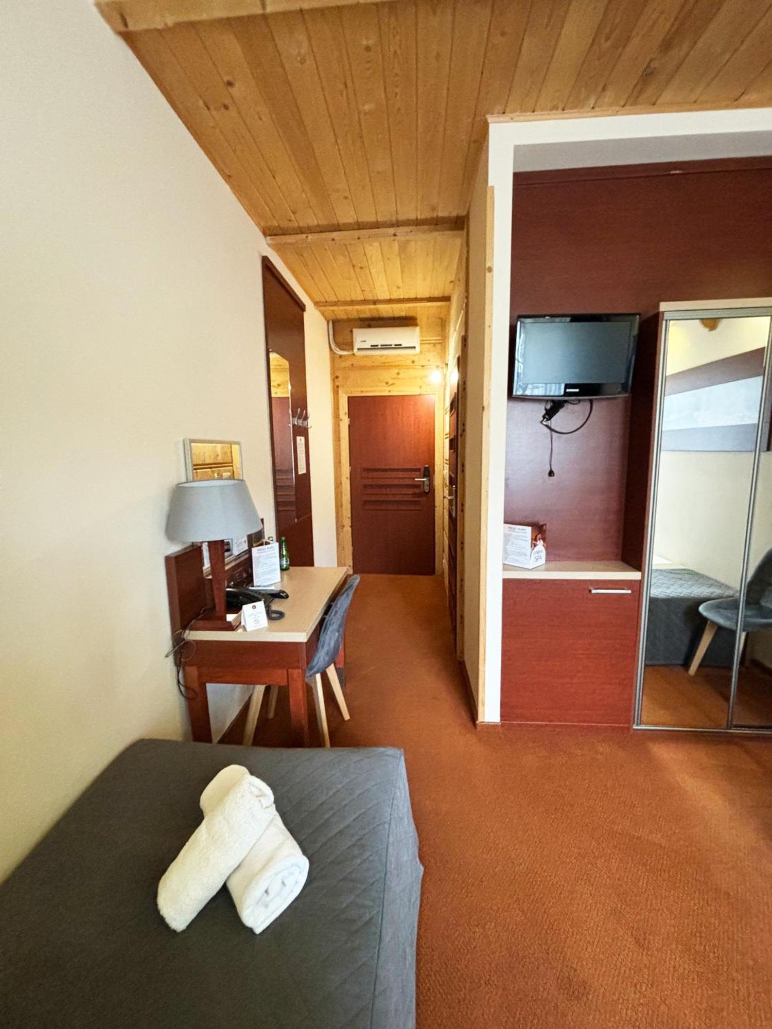 Hotel 365 キェルツェ エクステリア 写真