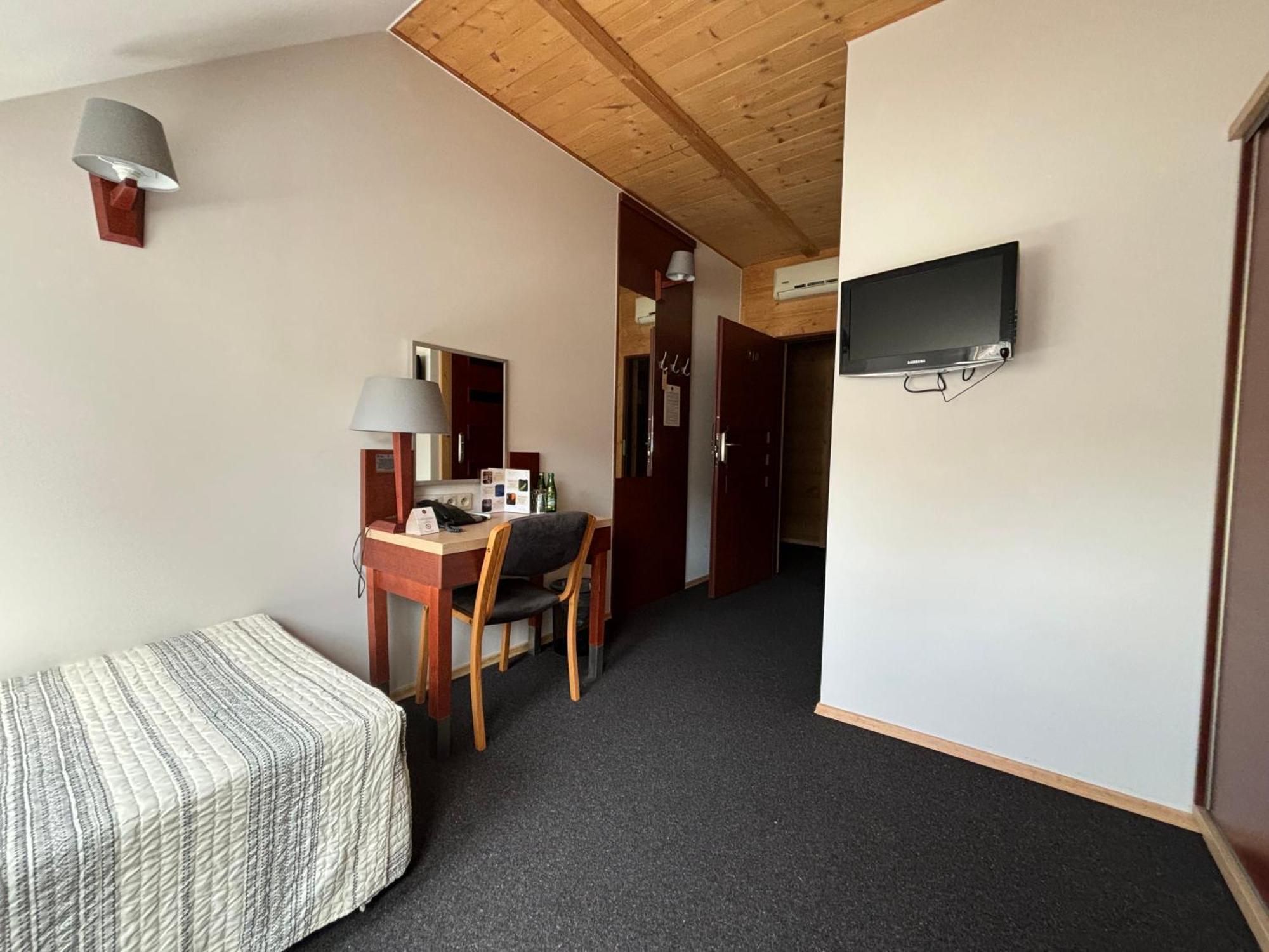 Hotel 365 キェルツェ エクステリア 写真